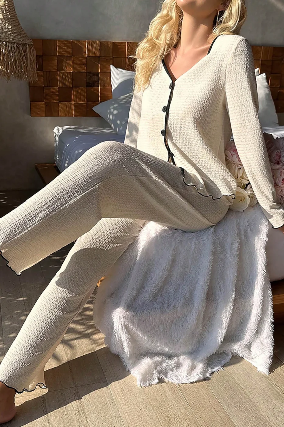 Kadın Beyaz Örme Kumaş V Yaka Düğmeli Rahat Şık Pijama Takımı görsel 4